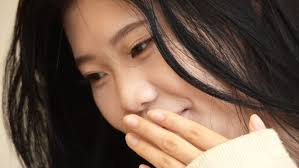 忍俊不禁、掩面而笑